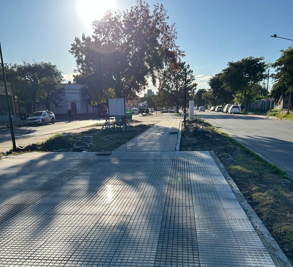 Camino pavimentado bajo el sol.