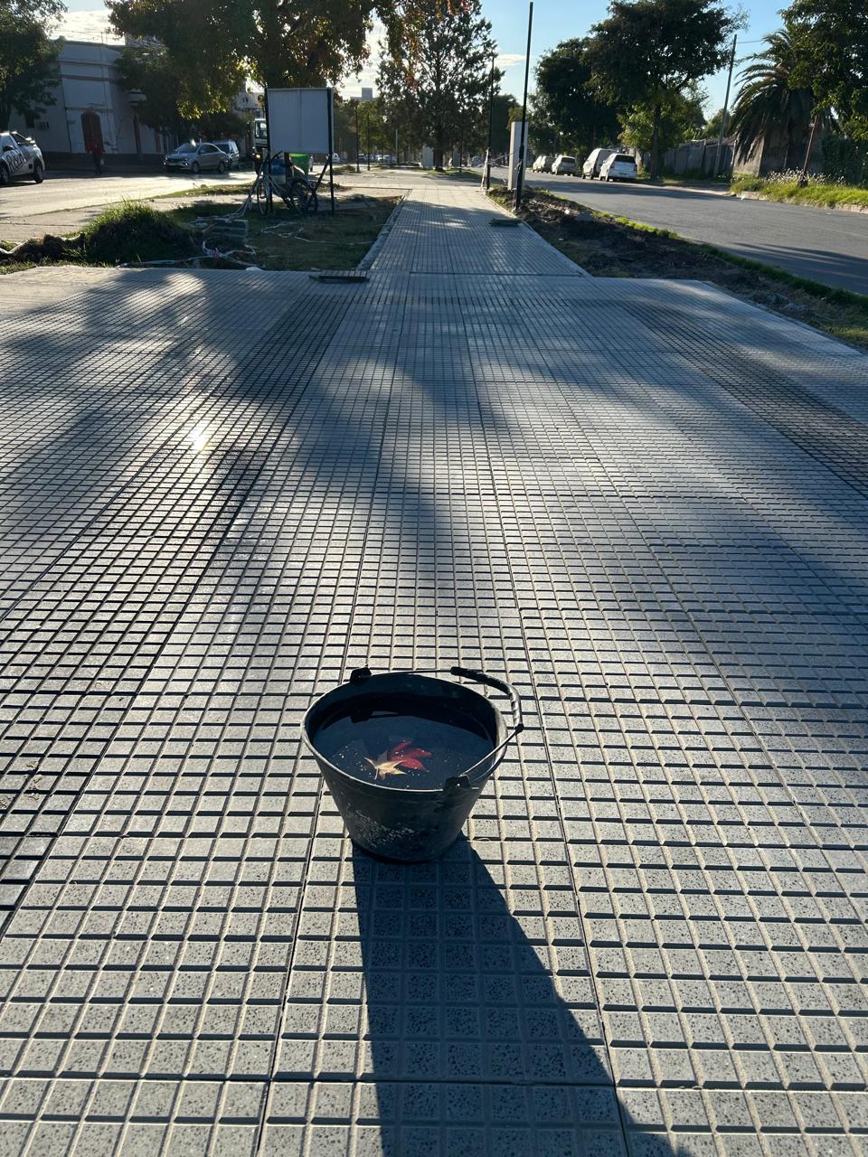 Cubeta negra sobre pavimento nuevo