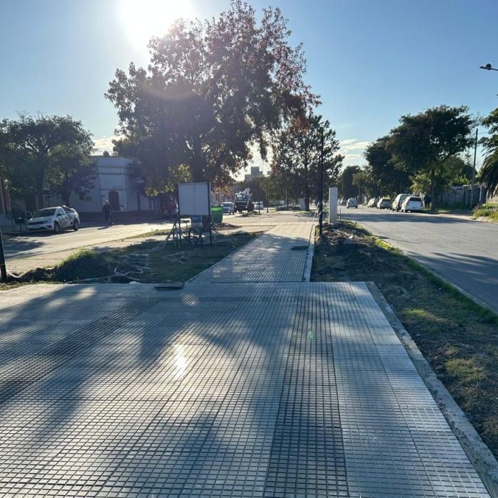 Camino pavimentado bajo el sol.